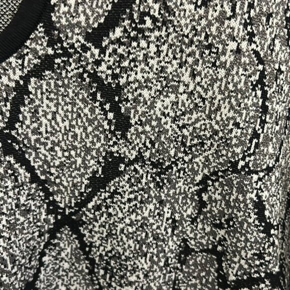 Gabrielle Union Black and White Sweater with some shine size Large - Picture 3 of 5